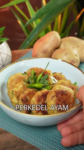 Perkedal Kentang / Ayam tinggi dalam Protein ✔️ dan enak banget ✔️ Bahan-Bahan 135gram Dada ayam giling 500gram Kentang 80gram wortel yang di parut 3 siung bawang putih 3 siung bawang merah 1 batang daun bawang 1 telur Merica, Garam, Rosemary optional BBQ seasoning #perkedel #kentang #ayam #resepsehat #resepdiet #dietsehat #makanansehat #makanandiet #healthyrecipes #healthyrecipe #hidupsehat #sehat 