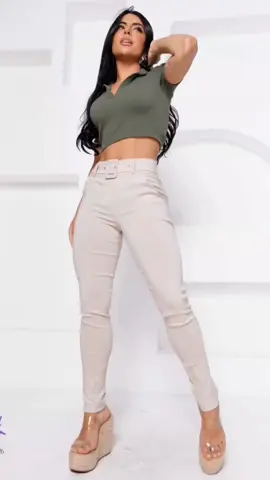 Você precisa ver essa calça! 😍 Ela é tipo o combo perfeito de elegância e conforto, imagina uma calça social com um cinto de fivela super moderninho? É isso aí. Ideal para o trabalho, mas também dá pra arrasar no jantar com o boy. Temos em várias cores, então dá pra escolher a que mais combina com você. 💋 Confira mais detalhes no nosso site que está no link da bio ou acesse: www.estiloessencial26.com Valor: Calça 59,90 | Disponível do 40 ao 52 #calcasocialfeminina #estiloelegante #calçaparaotrabalho