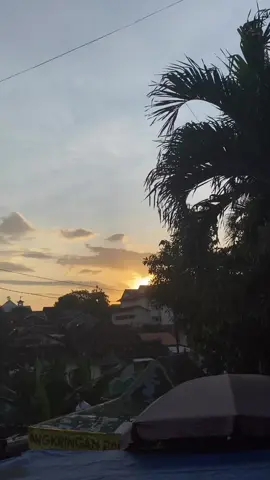 🎵 Berkala-Sore 📍Angkringan Pak Tomi Syahdu bgt Jogja klo sore hari, sunset an di Angkringan sambil liat kereta,, bonus e yo nyawang mbak” sek le teko berduaan ro yang e ning awkmu tekone dewe 😆 #fyp #fypシ #angkringan #angkringanpaktomi #jogja #sunsetjogja #angkringanjogja #masukberanda 