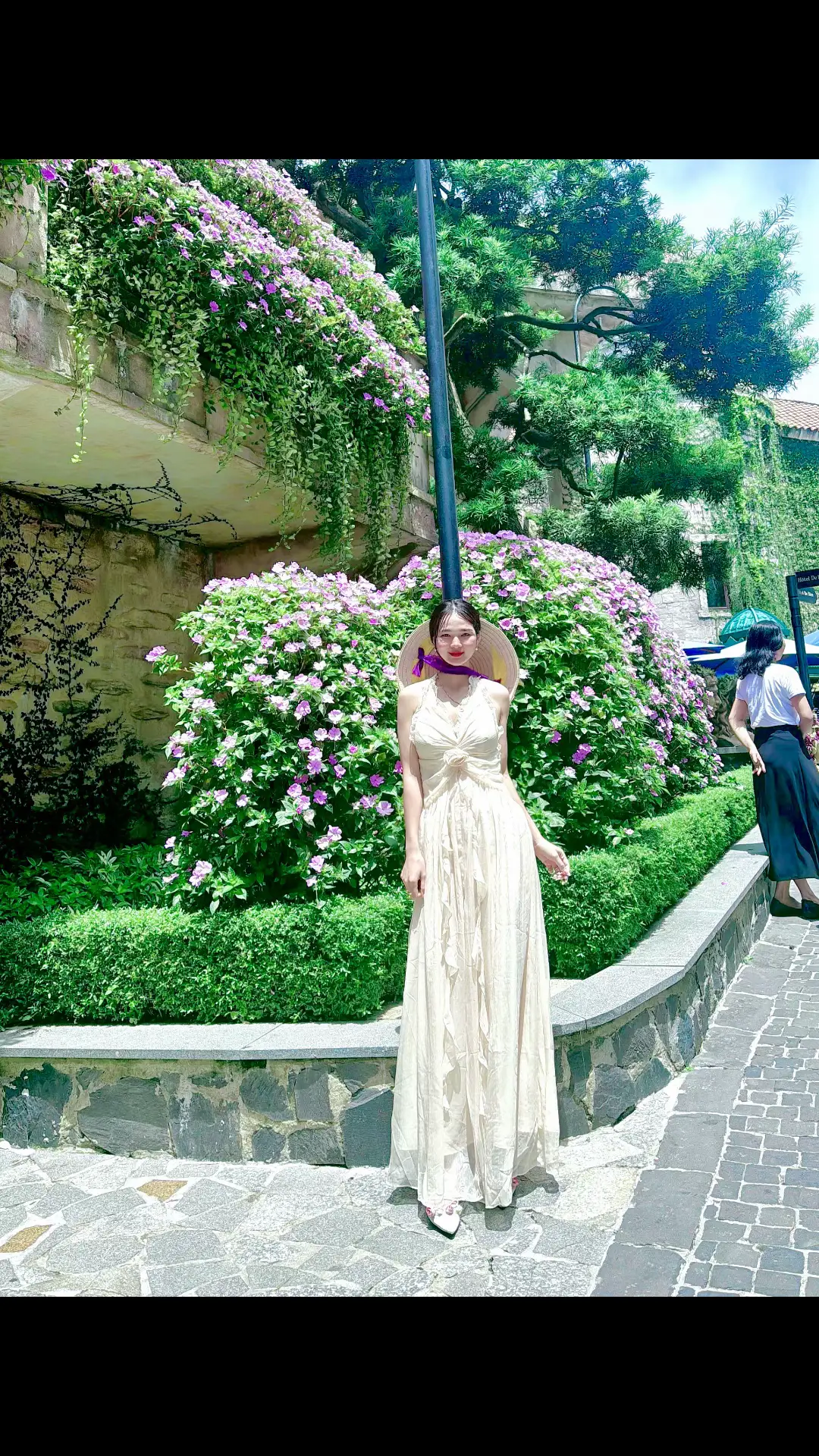 em không còn trẻ để sống quá vội vàng,nhưng em cũng không già đến mức,phải sống theo kiểu chấp nhận…”
