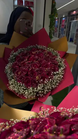 Ribbon flower bouquet #fyp #foryoupage #flowergirl #florist #fyppppppppppppppppppppppp #somalitiktok #flower #somali #bouquet #ribbonflowers #glitter #takemeblossom 