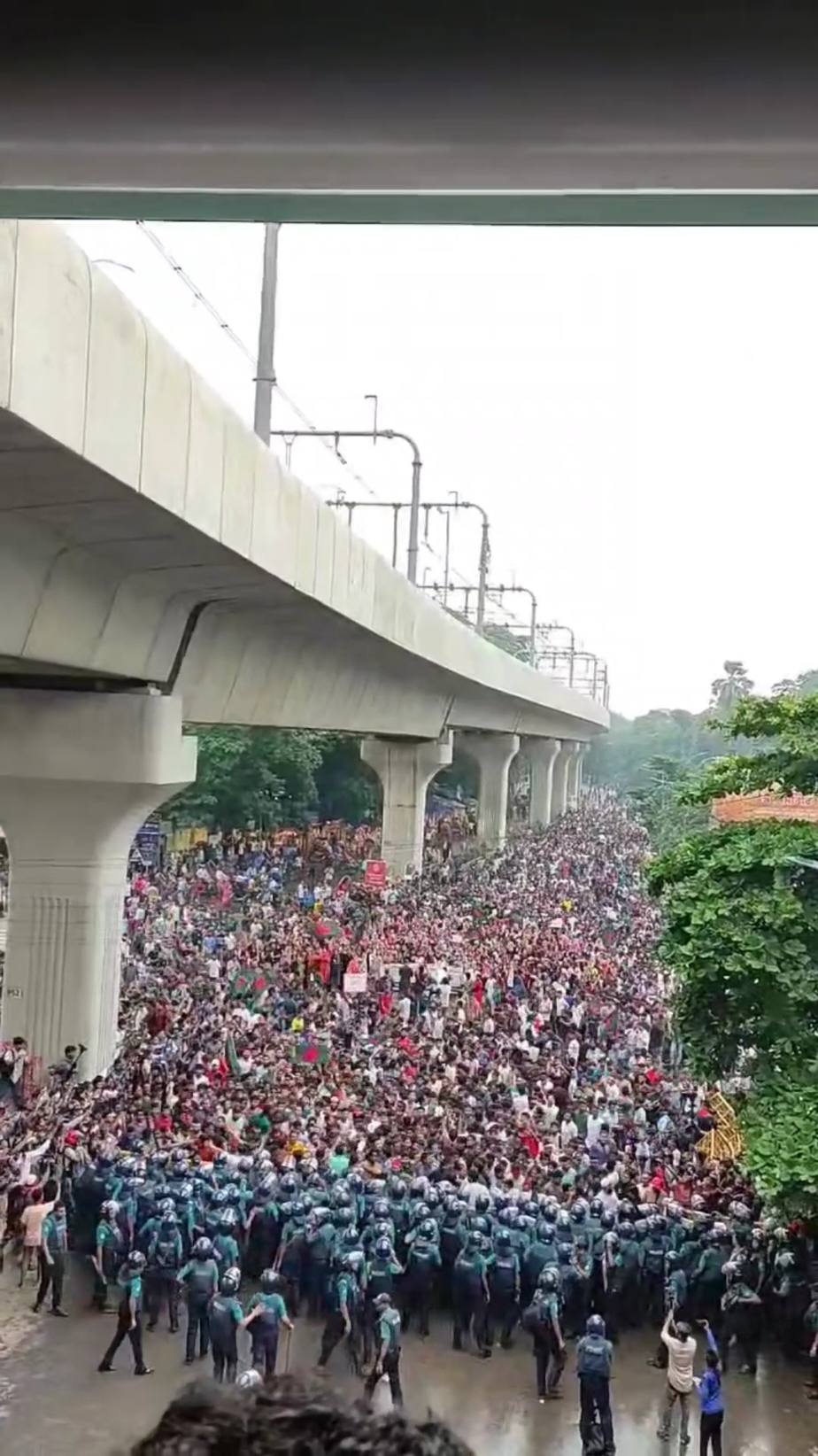 রাষ্ট্রযন্ত্র উপেক্ষা করে কোটা সংষ্কারের দাবিতে সাধারণ শিক্ষার্থীদের আন্দোলন। ১০ জুলাই ২০২৪, বুধবার সরকারী চাকুরীতে বিভিন্ন ধরণের কোটা পুনর্বহালে করে মেধাবীদের নিয়োগে প্রতিবন্ধকতা সৃষ্টির প্রতিবাদে ‘কোটা সংষ্কারের দাবী’তে ঢাকা বিশ্ববিদ্যালয় সহ অন্যান্য শিক্ষা প্রতিষ্ঠানের শিক্ষার্থীরা ঢাকার শাহবাগে বিক্ষোভ করে। এসময় পুলিশ বাধা সৃষ্টি করলে পুলিশের সাঁজোয়া যান দখল করে শিক্ষার্থীরা। #কোটা_সংষ্কার #কোটা_বাতিল #চাকুরিতে_কোটা #সরকারী_চাকুরী #ছাত্র_বিক্ষোভ #প্রতিবাদ #bnpbdorg 