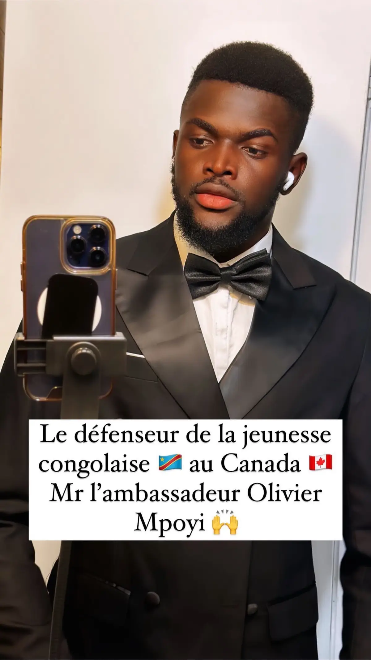 Ce role d’ambassadeur de la jeunesse congolaise au Canada a pour mission de représenter et de promouvoir les intérêts des jeunes Congolais résidant au Canada. Voici une description détaillée des rôles et des tâches typiques d'un tel ambassadeur :  Rôles : 1. Représentation :    - Agir comme porte-parole des jeunes Congolais au Canada lors d'événements officiels, forums et conférences.    - Défendre les droits et les intérêts des jeunes Congolais auprès des autorités canadiennes et congolaises. 2. Promotion culturelle :    - Promouvoir la culture congolaise à travers des événements, des ateliers et des festivals.    - Encourager le dialogue interculturel entre les jeunes Congolais et d'autres communautés au Canada. 3. Soutien communautaire :    - Fournir un soutien et des ressources aux jeunes Congolais pour les aider à s'intégrer dans la société canadienne.    - Aider à l'organisation de programmes de mentorat, de stages et d'opportunités d'emploi. 4. Éducation et sensibilisation :    - Organiser des séminaires et des ateliers sur des sujets pertinents tels que l'éducation, l'emploi, la santé mentale et les droits civiques.    - Sensibiliser la communauté congolaise aux enjeux sociaux et politiques actuels.  Tâches : 1. Organisation d'événements :    - Planifier et coordonner des événements culturels, éducatifs et sociaux.    - Collaborer avec des organisations locales pour créer des programmes et des activités pertinents. 2. Communication et relations publiques :    - Maintenir des relations avec les médias pour promouvoir les initiatives et les événements.    - Utiliser les réseaux sociaux et autres plateformes pour communiquer avec la communauté et diffuser des informations. 3. Plaidoyer et lobbying :    - Travailler avec les leaders communautaires et les élus pour influencer les politiques publiques en faveur des jeunes Congolais.    - Préparer des rapports et des présentations pour les réunions avec les décideurs politiques. 4. Gestion de projet :    - Superviser la mise en œuvre de projets et d'initiatives communautaires.    - Gérer les budgets et rechercher des financements pour soutenir les activités. 5. Mentorat et conseil :    - Offrir des conseils et un mentorat aux jeunes sur des sujets tels que l'éducation, la carrière et la vie quotidienne.    - Créer des réseaux de soutien entre les jeunes Congolais au Canada.