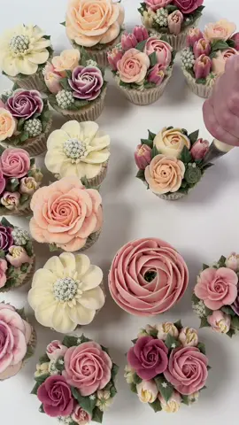 The Tiny details that make all the difference ☺️🤍 Full tutorials available on the website 🌸🩷 . #cake #cupcakes #cupcakedecorating #piping #pipingtips #baking #flowers #flowercupcakes #buttercreamflowers #petalsbakehouse 