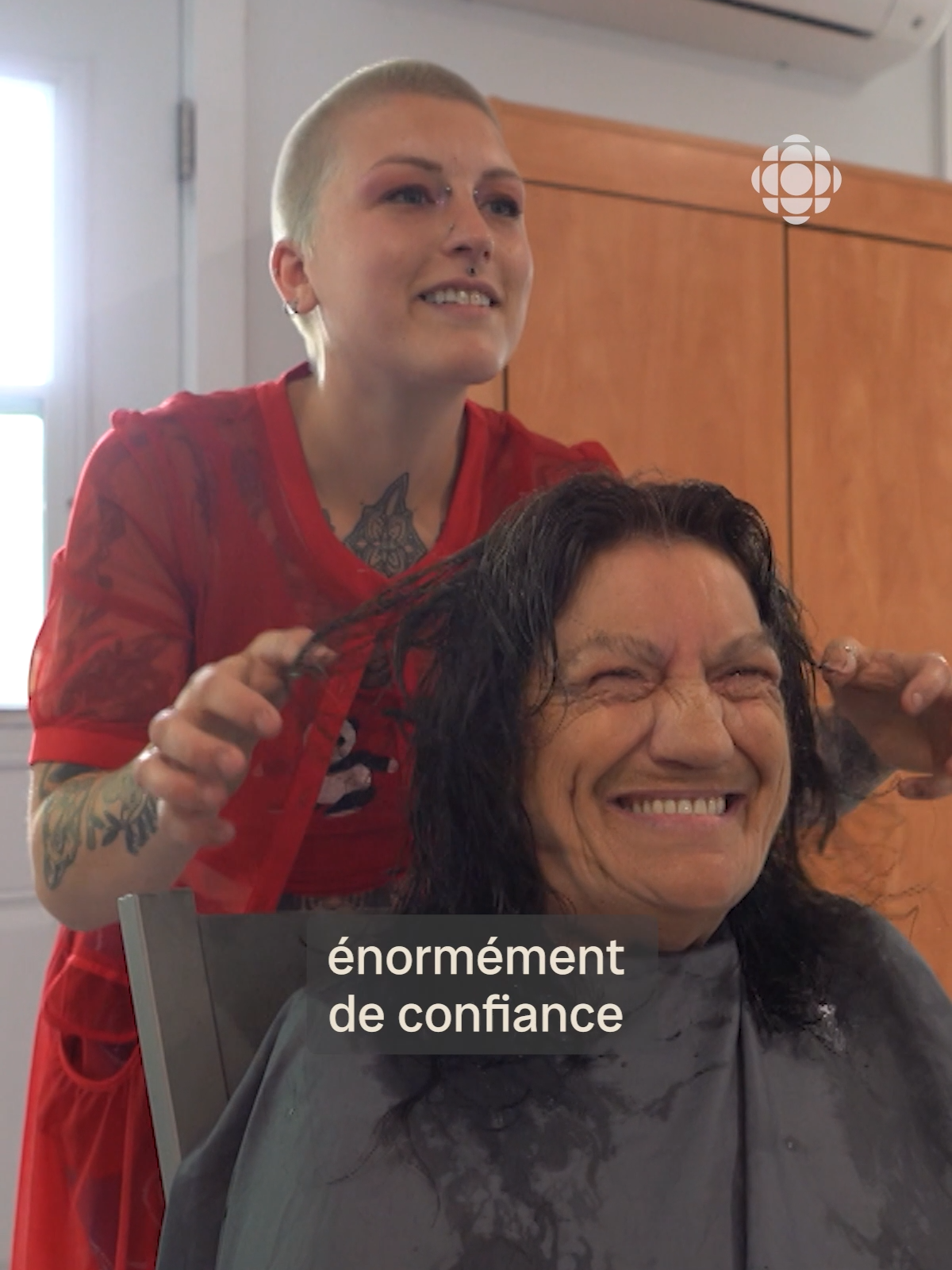 Redonner par la coiffure, c’est la mission que s’est donnée Jenny Low, coiffeuse, styliste et propriétaire du Salon La Bouture. #coiffure #benevolat #aide #confianceensoi #radiocanada