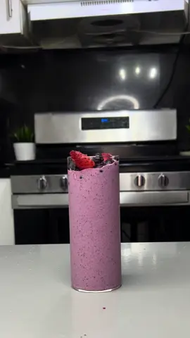 Smoothie de fresas y arándanos 🍓🫐  Califica este video con el porcentaje de tu batería 🔋🪫 #carecantinas 
