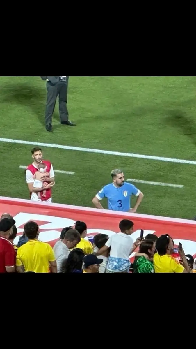 Mathías Viña con su beba en brazos. Los hinchas Colombianos se fueron encima de los familiares de los jugadores de Uruguay que tuvieron que ir a las tribunas a defender a sus familiares.