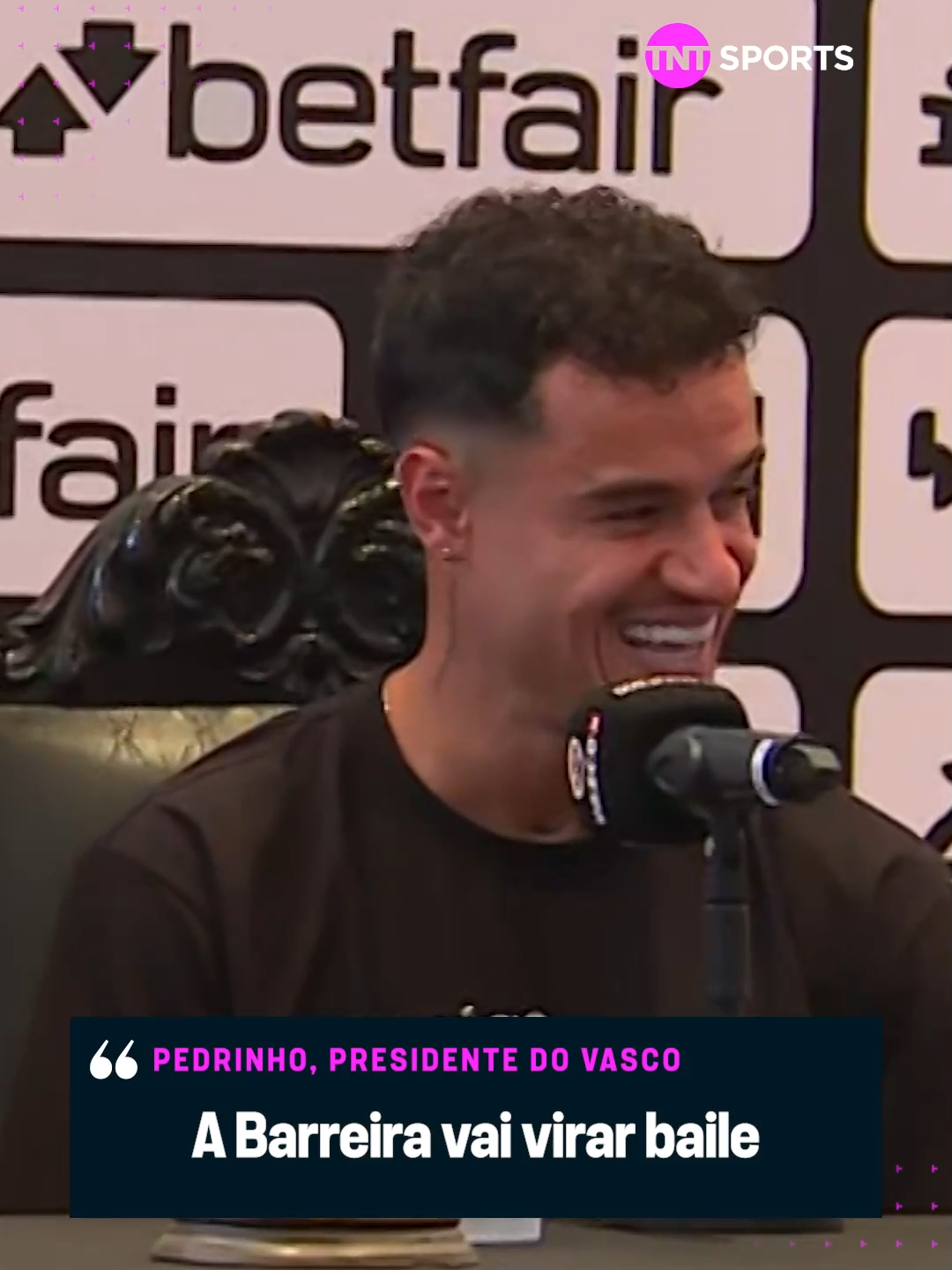 Pedrinho, presidente do Vasco, toca 