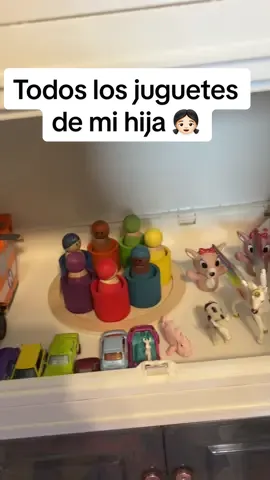 Y antes de que me digan que son muchos juguetes para ser una casa minimalista. Mi hija juega casi todo el día. No mira casi tv, no tiene tablet ni tampoco acceso al telefono. Asi que esta es su unica forma de diversion. Y tambien tiene varios peluches y tenemos material para actividades de homeschool!!  Tenemos un poco de juguetes guardados y cada 2-3 meses se los estoy rotando.  #minimalismo #juguetes #greenelephanthome #woodentoys #toys #crianzarespetuosa 