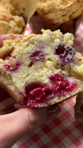 White chocolate mixed berry muffins - a heavenly combination of sweet white chocolate and juicy berries topped with a buttery streusel! 💘 Recipe for 6 muffins Streusel 25g unsalted butter melted 40g brown sugar 40g flour -mix with a fork until combined  Muffins 75g unsalted butter melted 100g sugar -mix until fluffy 1 egg 1/2 tsp vanilla extract 120g Greek yogurt -mix with the butter sugar mixture  145g all purpose flour 1 tsp baking powder 1/2 tsp salt -carefully add dry ingredients  70g white chocolate 90g frozen mixed berries + 1 tsp flour -coat berries with flour. Add to muffin batter. Bake at 220 degrees for 5 minutes then lower the temperature to 175 degrees and bake for another 15-20 minutes! Enjoy! ✨ Follow @izzyskitchen_ for more recipes 🥰 #bakingrecipes #aestheticbaking  #baking #muffins #berrymuffins #blueberrymuffin #easybaking #cupcake #streuselmuffins #muffinrezept #einfachesbacken #whitechocolate #bakingtherapy #muffinrecipe 