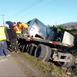 *ACCIDENTE* *VEHICULAR* *VILLARRICA*- *FREIRE* Camión queda atravesado en el camino y luego cayó en una zanja, debido a que habría intentado evitar un choque con un vehículo menor, según la información preliminar disponible. Una persona lesionada, siendo atendida por personal paramédico.  En el lugar trabajan Bomberos y Seguridad Pública. Tránsito momentáneamente suspendido, kilómetro 8 de la ruta Villarrica hacia Freire.