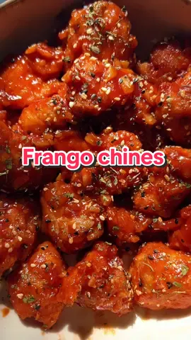 Frango ao molho de gergelim e alho 1kg de frango 50ml de shaoxhing ou mirim ou vinho branco 1/2 xícara de amido de milho 1 ovo 1/2 colher de bicarbonato de sódio 1 colher de alho amassado com gengibre Sal a gosto Para o molho 7 dentes de alho, mas o céu é o limite 80ml de ketchup 80ml de água 1 colher de amido de milho 1 colher de açúcar 2 colheres de vinagre 2 colheres de shoyu 1/2 colher de óleo de gergelim Gergelim torrado a gosto Comece cortando e temperando o frango com os ingredientes acima, leve a geladeira para marinar por 30 mim. Frite em óleo quente até ficar bem dourado e escorra o excesso de óleo. Para o molho misture todos os ingredientes acima. Frite o alho separado, entre com o molho e a água, deixe engrossar um pouco e entre com todo o frango, frite por mais 3-4 mim e já está pronto. #sesamechicken #frango #frangoassado #chicken #chinesefood #recipes #EasyRecipes 
