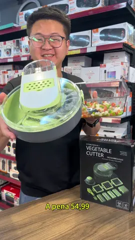 Será que sou primeiro chinês fazendo vinagrete no tik tok? 🤭  Gostei nesse cortador de legumes.  9 em 1 , pode cortar vários tipo de legumes  A pena 54,99 no ATACAJUNTO preço melhor que chopeeeee .  #bh #atacajunto #atacado #varejo #desconto #mg #vinagrete 