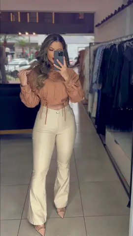 Calca resinada flare ✨ Já está disponível loja física em 4 cores . Site : https://mariabonitastorecascavel.com/