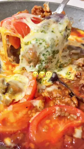 レシピはこちら☀️↓ 【ミートなすトマチー】 ✏️材料 　 ●合挽き肉　300g ●ナス　　　１本 ●トマト　　１個 ●ピザチーズ　お好み ◎ケチャップ　大さじ５ ◎中濃ソース　大さじ４ ◎塩こしょう　少々 ◎カレー粉　　小さじ１ 　 　 🍳作り方 　 ①油を引いたフライパンの半分に 　合挽き肉、もう半分にナスを入れ 　ざっくりと両面を焼く ②トマトと◎を入れたら 　混ぜ合わせ、煮詰める ③チーズをかけてフタをし 　チーズが溶けたら完成！ 　※濃い目の味付けなので 　　丼がオススメ！ ┄ ┄ ┄ ┄ ┄ ┄ ┄ ┄ ┄ ┄ ┄ ┄ ┄ ┄ 　 ぽっけ夫婦です💃🕺 ここまで読んでくれてありがとう❣️ ˗ˋ 思わず作りたくなる ˊ˗ 『家族が喜ぶ10分ごはん』を日々発信中📢 いつでも作れるように 【セーブ】しておくと便利👏🏻 【いいね♡】で応援してね！ 【コメント】喜んでお返事してます🫶🏻 お気軽に✨ ┄ ┄ ┄ ┄ ┄ ┄ ┄ ┄ ┄ ┄ ┄ ┄ ┄ ┄ #10分レシピ #ラクうまレシピ #簡単レシピ #ナス #トマト #ひき肉 #チーズ  #ワンパンレシピ #丼  #おうちごはんlover #こどもごはん  #cooking #cheese #tomato #eggplanet #tiktok料理 