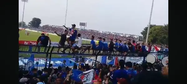 Arema FC menyanyi kan Yo ayo Arema sore ini kita harus menang salam satu jiwa Arema Indonesia Jawa Timur Malang 