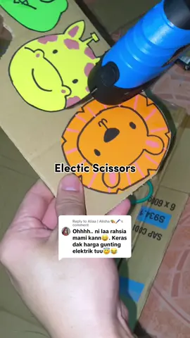 Replying to @Aliaa | Alisha 🎨🖌️  nah beg kunen 😜 sape yang suka buat aktiviti kotak boleh try ni mmg leff hasil dia 🫶🏻 Electric Scissor mami guna utk potong kotak buat diy aktiviti anak.  #electricscissor #EduTok #diyproject #diyaktivitianak #potongkotak 