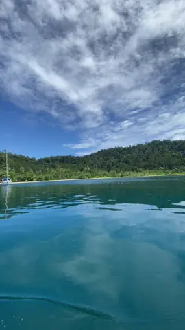 Pulau Cubadak terletak di pesisir selatan Sumatra Barat, Indonesia. Pulau ini dikenal karena keindahan alamnya, pantai pasir putih, dan kehidupan bawah laut yang menarik untuk snorkeling dan diving. Yang Kini Cuma Tinggal Kenangan’ #fyp #li #vibes #paradise #cubadakparadiso #sumbar #pesisirselatan #sound #fipシ 