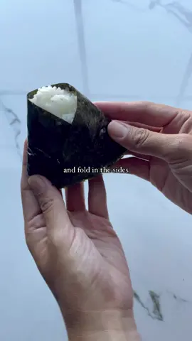 Visit my blog (link in bio) KyrieTheFoodie.com for the recipe, which includes links to my recommended rice cookers, rice, and nori (seaweed). It can be hard making onigiri using just your hands to shape them, so I hope this helps! 🍙 the traditional route is great too. Recommended onigiri fillings/toppings: furikake, umeboshi (pickled plums), fish such as salmon or tuna (I love mixing it with kewpie mayonaisse or goma dressing), chicken teriyaki, pickled vegetables, etc. #onigiri #japanese #japan #riceballs 