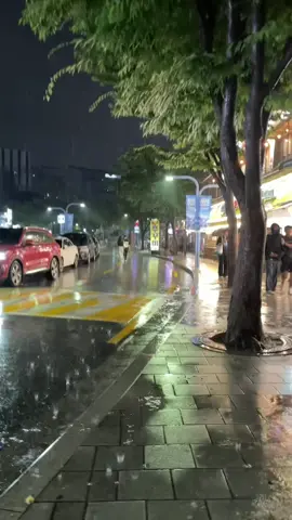 Ở Hàn thích nhất là cảm giác đi dưới trời mưa cầm ô lang thang khắp nơi #seoul #korea 