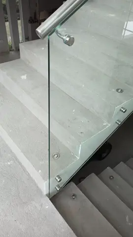 Pasamanos moderno de vidrio templado y acero inoxidable 👽 #aceroinoxidable #vidriotemplado #diseñodeinteriores #escaleras #pasamanosmodernos #vidrio 