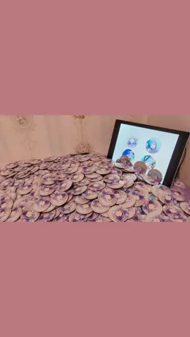 ︎︎✨︎一方的に愛を語らせてよ⋆*ೄ 画面から缶バッジiPadから出てくるやつやっとやりました🥹 缶バたくさん散らばってるのとてつもなくかわちいね( ◜◡◝ )♡ 幸せ空間すぎて片付けるの悩んだ #プロセカ #プロセカ好きと繋がりたい #痛バ #日野森雫 #缶バッジ #プロセカグッズ #グッズ #グッズ開封 #グッズ紹介 #推し活 #オタ活 #推し #オタク 