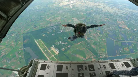 ไม่มีใครเก่งตั้งเเต่เกิด ไว้พัฒนาครั้งต่อไป 🦾 10,000ft ฟ้าเปิดไร้เมฆไร้ฝุ่น #militaryfreefall #freefall #โดดร่ม #หัวแลนแทคติคอล #อันตรายห้ามลอกเลียนแบบ  #ทหารอากาศ #เทรนด์วันนี้ #fyp 