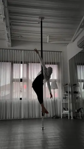 🧚‍♀️✨ spinning manjah lagi #poledancing #poledance #fypシ #workout 