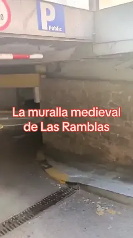 Muy cerca del #descubrimientoarquelogico de los restos de la puerta de trentaclaus o els ollers de las #obras de #lasramblas hace años hicieron obras para un parking y también encontraron restos de la muralla medieval, que conservaron integrado al 🅿️  #obrasbarcelona #barcelonahistoria #barcelonahistory #barcelonahistorica #secretosdebarcelona #barcelonasecreta #barcelonasecretspots #curiosidadesdebarcelona #viral #barcelona #parati #foryou 