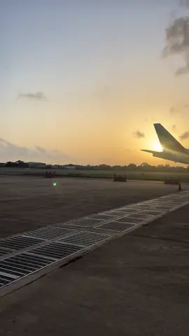 #aviationlovers❤️✈️ #aircraftmaintenance #planes #taxing #emirates #engineering #b777  #airport #eveningvibes 