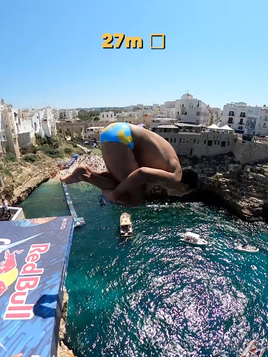 reminder: bring your tape measure when cliff diving 📏 how high could you go? 👀 🤿: @ellietsmart & Sergio Guzman Ruvalcaba #redbull #givesyouwiiings #energydrink #cliffdiving #progressions