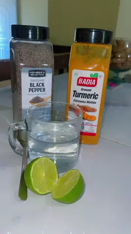 Algunos beneficios de estos tres ingredientes: *Cúrcuma* •Antiinflamatoria: Reduce la inflamación. •Antioxidante: Neutraliza los radicales libres. •Neuroprotectora: Mejora la función cerebral y puede ayudar en la prevención de enfermedades neurodegenerativas. •Cardioprotectora: Mejora la salud del corazón al mejorar la función del endotelio y reducir la inflamación. •Antidepresiva: Puede aliviar los síntomas de la depresión. *Pimienta negra* •Mejora la digestión: Estimula la producción de enzimas digestivas y jugos gástricos. •Antioxidante: Contiene piperina, que combate los radicales libres. •Antiinflamatoria: Reduce la inflamación en el cuerpo. •Absorción de nutrientes: La piperina mejora la biodisponibilidad de otros nutrientes y compuestos, como la curcumina de la cúrcuma. •Control del peso: Puede ayudar a aumentar el metabolismo y la quema de grasas. •Propiedades antimicrobianas: Ayuda a combatir infecciones bacterianas. *Limón* •Rico en vitamina C: Refuerza el sistema inmunológico y mejora la salud de la piel. •Antioxidante •Mejora la digestión: Promueve la digestión y alivia problemas digestivos. •Diurético: Ayuda a eliminar toxinas  •Mejora la absorción de hierro: Aumenta la absorción de hierro de los alimentos vegetales. •Salud de la piel: Contribuye a la producción de colágeno. #curcumaenpolvo #curcumaypimienta #curcumaconpimientaylimon #quemagrasaabdominal🔥 #beneficiosdelacurcuma #curcumaconpimienta 