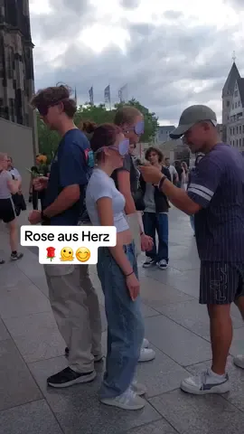 Rosen übergabe an der dom treppen Zentrale Smash OR Pass version bachelor teil 13 #viral #tiktokviral #date #liebe #voryoupage #voryou #köln #smashorpass #rose #rosen 