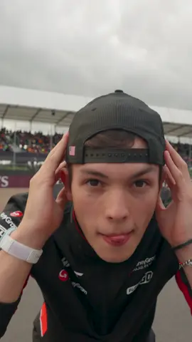 When you want to look good for your fans 👌 #HaasF1 @Ollie Bearman 