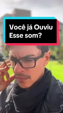 🧠 Esse som, ou zunido interno, possui vários significados e grande parte deles estão atrelados ao lado espiritual. Dentro de nosso cérebro, bem ao meio possuímos uma glândula chamada de PINEAL, ela funciona literalmente como uma radar vibracional, onde dependendo da vibração em nossa volta ele capta um sinal.  Abaixo vou colocar os possíveis sinais ✅ Conexão com seu Guia Espiritual: Seu Guia Espiritual está tentando se comunicar com você, e essa comunicação pode ser feita por lembranças, sensações, sincronicidades e simbologias, por isso, ao ouvir esse som se atende as sensações e ao seu redor. ✅ Encontro com Espíritos Aleatórios: As vezes pode ser apenas um “esbarrão”espiritual com um espirito que está passando no mesmo campo vibratório que você, assim como nós, alguns espíritos não nos enxergam no plano em que está por estarmos em vibrações distintas. ✅ Mudança de Vibração Energética: O local que estamos muitas vezes possui uma frequência vibratória, que pode ser alterada, por conta das pessoas, plantas, animais, objetos eletrônicos, energia do próprio local, e espíritos presentes ali, e quando por algum motivo, algum desses elementos mudam de vibração bruscamente, você pode sentir isso, por exemplo você está num jardim florido e pacifico, e do nada você entra em um hospital com uma energia carrega e cheia de dor, como a vibração mudou rapidamente você capta essa frequência.  ⚠️Essas são algumas dos principais motivos deste som acontecer, mas existem vários outros motivos e você precisa estar atendo aos sinais e as suas emoções, por isso a importância do autoconhecimento e do desenvolvimento e educação espiritual.  ▶️Me siga para aprender mais sobre Espiritualidade!
