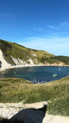 Lulworth Cove 📍🇬🇧#lulworthcove#PlacesToVisit #londonlife #londontiktok #placetovisit #dorset#amazing#viral #tiktok #lovegreatbritain #PlaceToVisit #❤️#🇬🇧#beautifullview #daytrip #thesecretlagoon🇬🇧 #thesecretlagoon 