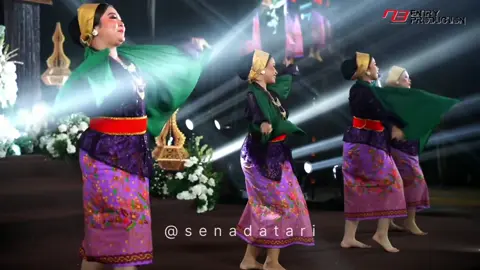 Tarian Wau Bulan untuk majlis perkhawinan bertemakan adat budaya kelantan 🤍 #senadatari  #fy #fyp #tiktokmalaysia #weddingmalaysia  @Nrfarishaa @ifdy @hanihadinor @ajamojo @mufabikhan