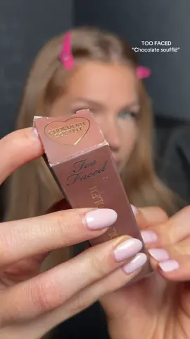 I mean it when I say that this is the best cream contour I’ve tried this year! Extremly creamy, pigmented, easy to blend, smells delicious + comes in amazing shades  @Too Faced   #creamcontour #contour #bronzer #creambronzer #toofaced #bronzy 