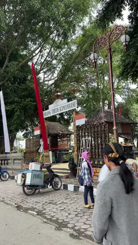 Ngopi nikmat di depan Sendang Tirto Kamandanu Desa Menang Kecamatan Pagu Kabupaten Kediri. #findingkopi #kediri #storyngopi 