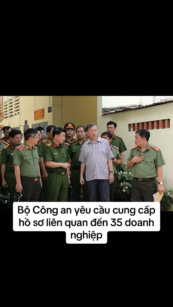 Cơ quan An ninh điều tra Bộ Công an yêu cầu UBND nhiều tỉnh, TP cung cấp hồ sơ, tài liệu liên quan đến 35 doanh nghiệp có dự án tại các tỉnh, thành này.  Ngày 11-7, một nguồn tin xác nhận Cơ quan An ninh điều tra Bộ Công an vừa có văn bản yêu cầu UBND, sở Kế hoạch- Đầu tư các tỉnh, thành phố trực thuộc Trung ương khẩn trương cung cấp thông tin, tài liệu liên quan đến việc sử dụng tài liệu của 35 doanh nghiệp. Theo đó, Cơ quan An ninh điều tra Bộ Công an đang điều tra vụ án làm giả con dấu, tài liệu của cơ quan, tổ chức; sử dụng con dấu hoặc tài liệu giả của cơ quan, tổ chức xảy ra tại Hà Nội và một số tỉnh, TP. Quá trình điều tra có căn cứ xác định một số doanh nghiệp đã sử dụng các tài liệu giả (giấy xác nhận số dư tài khoản của ngân hàng; sao kê tài khoản của ngân hàng, giấy cam kết cấp tín dụng có điều kiện của ngân hàng; bảo lãnh của ngân hàng) nhằm chứng minh năng lực tài chính để nộp hồ sơ tham gia dự án tại các tỉnh, TP. Từ hồ sơ trên, một số UBND tỉnh, TP đã chấp thuận chủ trương đầu tư dự án hoặc phê duyệt đề nghị điều chỉnh dự án cho doanh nghiệp sử dụng tài liệu giả. Theo Cơ quan An ninh điều tra Bộ Công an, việc các doanh nghiệp sử dụng tài liệu giả nộp hồ sơ chứng minh năng lực tài chính có nguy cơ dẫn đến việc một số UBND tỉnh, TP cấp, duyệt dự án cho doanh nghiệp không đủ năng lực tài chính, không đúng quy định, gây mất ổn định đến tình hình an ninh trật tự, sự phát triển của xã hội. Cơ quan An ninh điều tra Bộ Công an yêu cầu các địa phương cung cấp thông tin, tài liệu liên quan đến việc sử dụng tài liệu của 35 doanh nghiệp có trụ sở tại Hà Nội, TP.HCM, các tỉnh Bình Phước, Khánh Hòa, Bình Thuận, Ninh Thuận, Thanh Hóa, Quảng Nam, Đắk Nông, Thái Nguyên, Hải Phòng. Một số doanh nghiệp nằm trong danh sách mà Cơ quan An ninh điều tra Bộ Công an yêu cầu cung cấp, gồm công ty CP Giấy Thiên Phú (trụ sở tỉnh Đắk Lắk), Công ty CP Đầu tư thương mại Đại Cát, Công ty CP Tư vấn đầu tư Việt Úc (cùng trụ sở TP Hải Phòng), Công ty TNHH MTV vắc-xin RTD (trụ sở ở TP.HCM), Công ty CP Đầu tư xây dựng và phát triển hạ tầng đô thị Hà Nội, Công ty CP Đầu tư và phát triển công nghệ Hợp Pháp (trụ sở ở TP Hà Nội)…. Tài liệu cung cấp gồm hồ sơ tham gia những dự án nào tại địa phương; thực tế đã được chấp thuận đầu tư, cấp giấy chứng nhận đầu tư những dự án nào; tiến độ thực hiện của các dự án đến nay; trong hồ sơ chứng minh năng lực tài chính của doanh nghiệp đã nộp để tham gia các dự án tại tại phương có các tài liệu nêu trong thống kê không. Cơ quan An ninh điều tra yêu cầu các tỉnh, TP liên quan khẩn trương kiểm tra, cung cấp thông tin, tài liệu gửi cơ quan điều tra trước ngày 21-7. Nguồn tin của PLO ngày 11-7 cho biết UBND tỉnh Khánh Hòa đã chỉ đạo các cơ quan, đơn vị liên quan thực hiện theo yêu cầu của Cơ quan An ninh điều tra Bộ Công an về việc cung cấp tài liệu liên quan đến các doanh nghiệp trong vụ án mà Bộ Công an đang điều tra.  #bocongan #xuhuong 