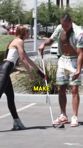 BLIND MAN EXPOSES GOLD DIGGER #prank #golddigger #troll 