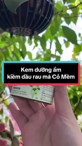 Kem dưỡng ẩm kiềm dầu rau má của nhà Cỏ mềm. Sản phẩm lành tính an toàn cho cả chị e nào đang bầu bì cũng bon chen được.Mn ấn vào giỏ hàng để mua e nó nha #mebimhiendai #nuôiconkhoe #mebimsuachamcon #mevabe #chamsocdamat 