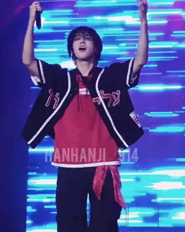 if he pointed at me and smiled like that, i would faint immediately #hanjisung #han #straykids #skz
