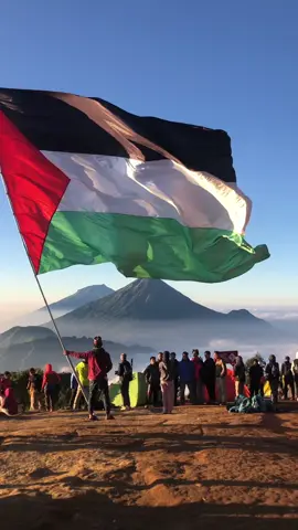 Bikin terharu bendera palestina berkibar di gunung prau 13 juli 2024 🇵🇸🥲 #masukberanda #dieng #pendakigunung #pendakiindonesia #praumountain #pendaki #gunungprau #basecamppraukalilembu #prau2565mdpl #fypシ゚viral #porter #portergunung #