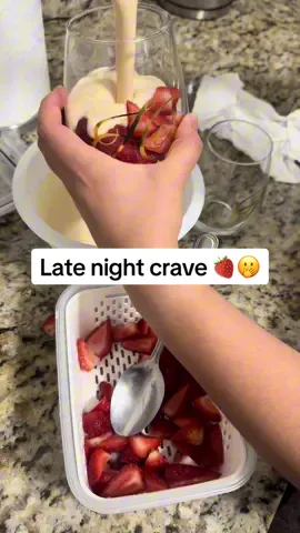 I wanted something sweet, everything was closed at this time lol,but at least we made it work. 🍓❤️ #fresasconcrema #straberriesandcream #latenightsnack #CapCut #fresasconcrema🍓 