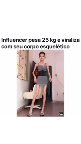 🌎A influenciadora chinesa Baby Tingzi, que pesa apenas 25 kg apesar de ter 1,6 m de altura, está assustando internautas ao declarar que deseja perder ainda mais peso. Com mais de 42 mil seguidores no Douyin, versão chinesa do TikTok, muitos fãs estão preocupados com sua saúde. Ignorando comentários negativos, ela afirma preferir ser “super magra” e frequentemente exibe sua silhueta esquelética em vídeos de dança. Baby Tingzi, que vive em Guangzhou, na província de Guangdong, também publica vídeos atualizando seu peso. (Vídeo: Arquivo Pessoal) (Fonte: @exclusivo24hs)