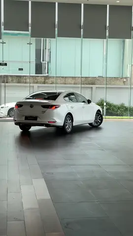 Cũng là Mazda 3 Luxury màu trắng nhưng mà góc quay trong Showroom #mazda3 #mazda2 #mazdabinhtrieu #Mazda #longbanxehoi 