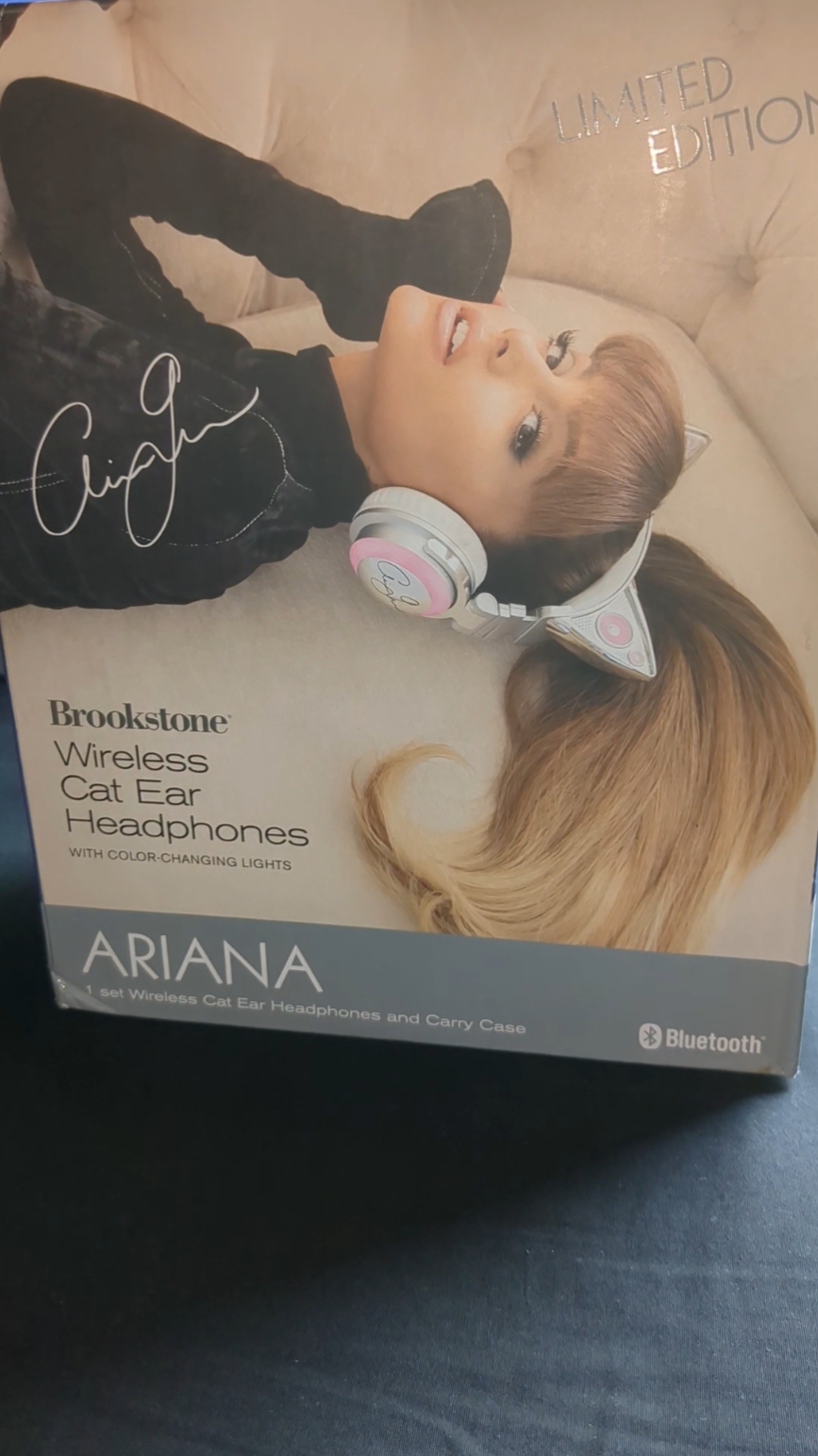 Ariana Grande Brookstone headphones🫶🏻🥹 #arianagrande #arianagrandebutera #arianators #arianator #arianagrandebrookstoneheadphones #arianagrandeheadphones #headphones #brookstone #2016 #arianagrande2016 #raremerch #rare #arianagrandemerch #merch #fypシ゚viral #fypage #fyppppppppppppppppppppppp 