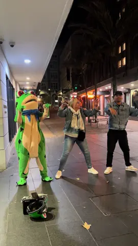 We serve happiness on the streets of Auckland 😁#auckland #frog #Auckland #aucklandcity #dance #摇摆 #hapiness #aucklandfrogman #frogman 