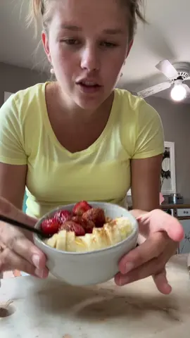 Yummy yogurt bowl for lunch! Im 36 weeks and 5 days pregnant and i feel greattttt🩵🫶🏽 #pregnant #vegan #foryou #momtobe 